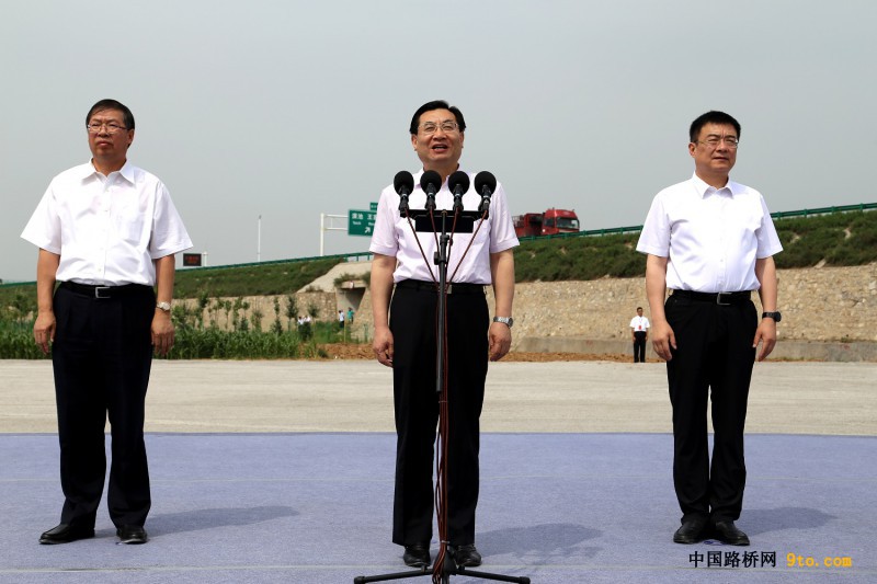 圖為陜西省省長胡和平（圖中）下達合銅、吳華高速項目開工令